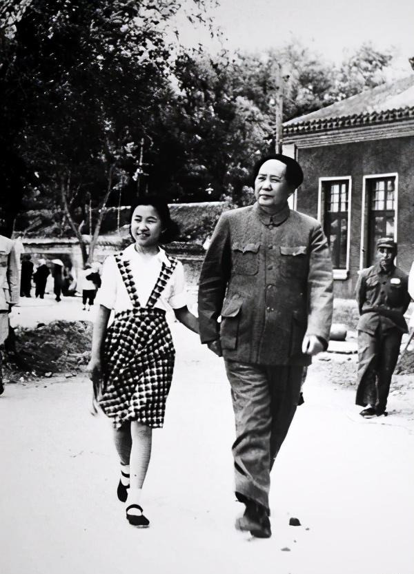 李讷生娃后第一次见爸爸(在毛主席双儿女亲家张文秋家当保姆)-第11张图片