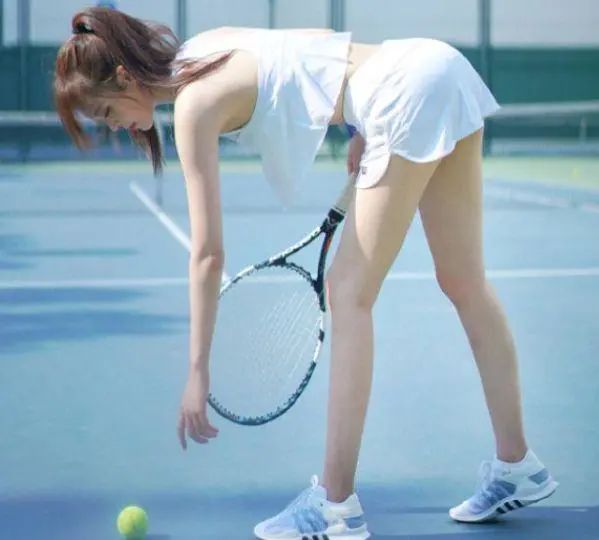 网球为什么要穿小裙子（为什么网球女运动员要穿裙子）-第2张图片
