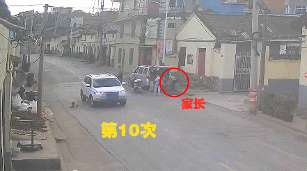 女童马路往返跑10次被撞-交警：撞的无责任-第1张图片