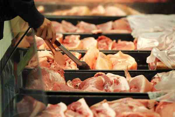 猪肉价格连涨19个月后首次转降-猪肉价格连续7周回落-第1张图片
