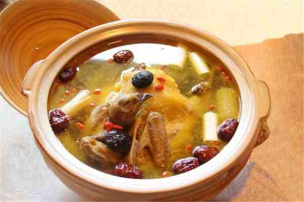 怎样煮鸡汤好喝（炖鸡汤搭配这7种炖料）-第2张图片