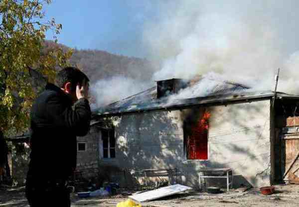 亚美尼亚人紧急撤离并含泪烧房子-亚美尼亚人烧房子-第1张图片