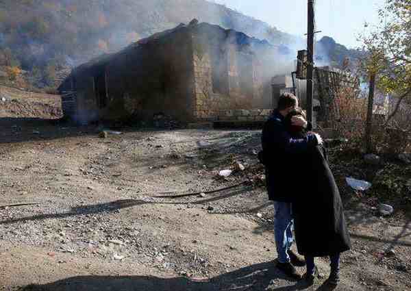 亚美尼亚人紧急撤离并含泪烧房子-亚美尼亚人烧房子-第2张图片