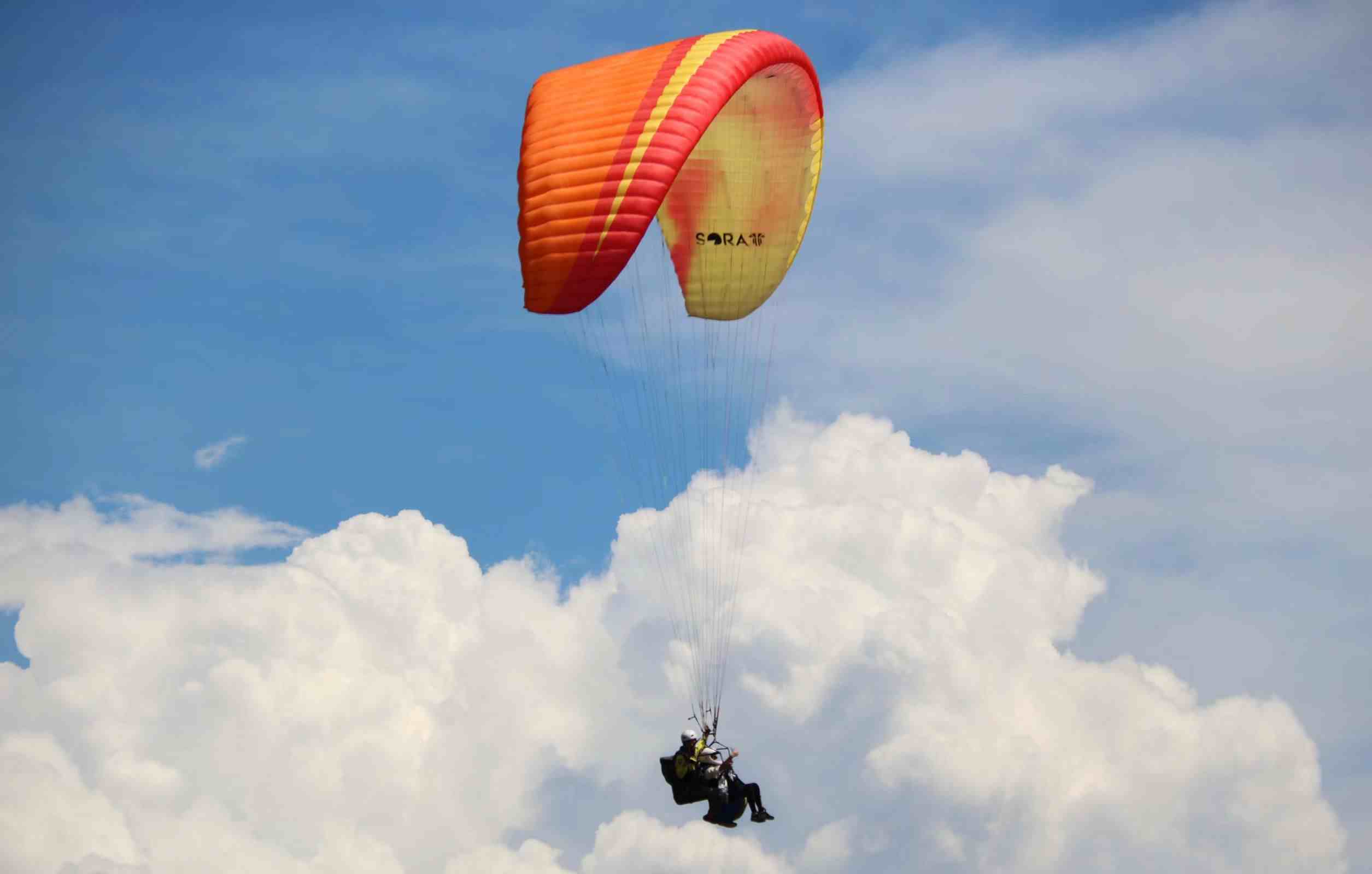 78岁老人第一次玩滑翔伞淡定自拍-滑翔伞什么人不适合-第3张图片