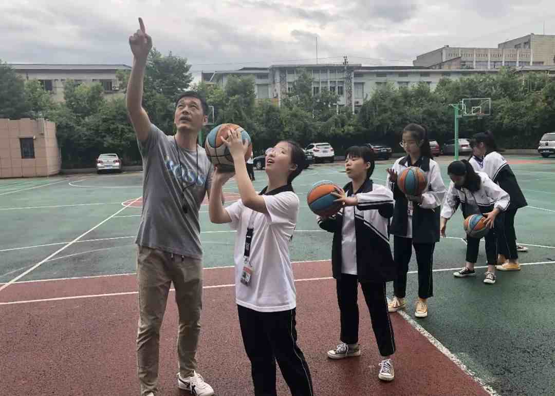 一中学8个体育老师5个是班主任-体育老师当班主任的利弊-第1张图片