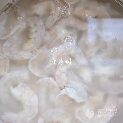 软炸虾仁的做法（简单又好吃的软嫩虾仁做法）-第4张图片