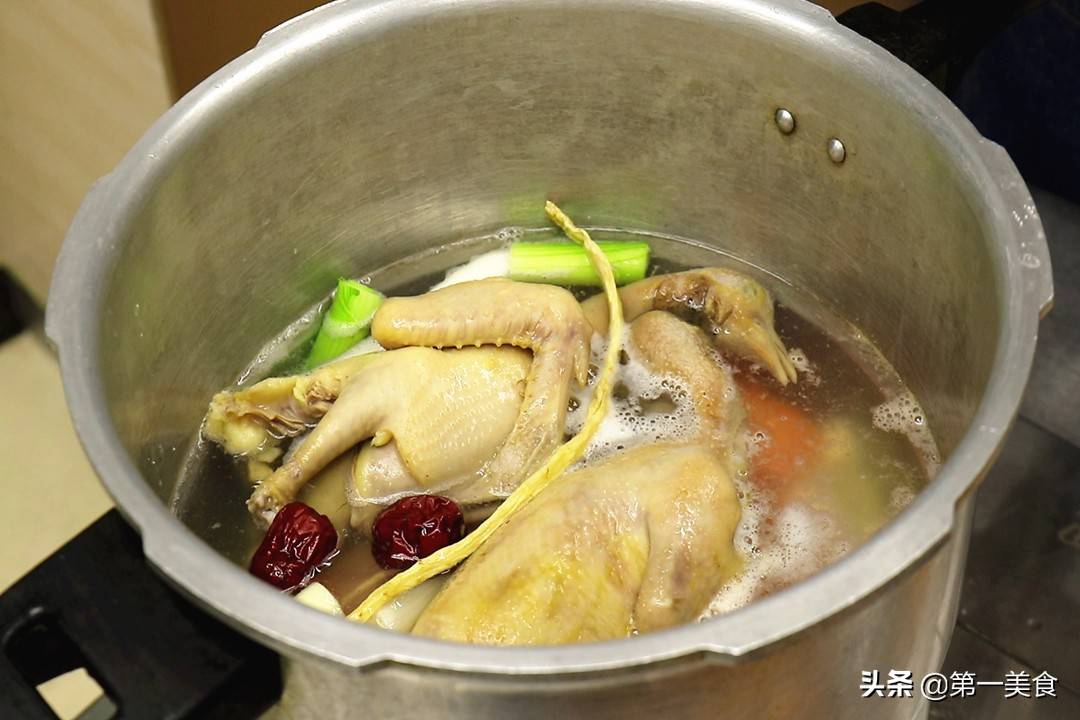 炖鸽子汤的做法（清炖鸽子汤的常见做法）-第6张图片