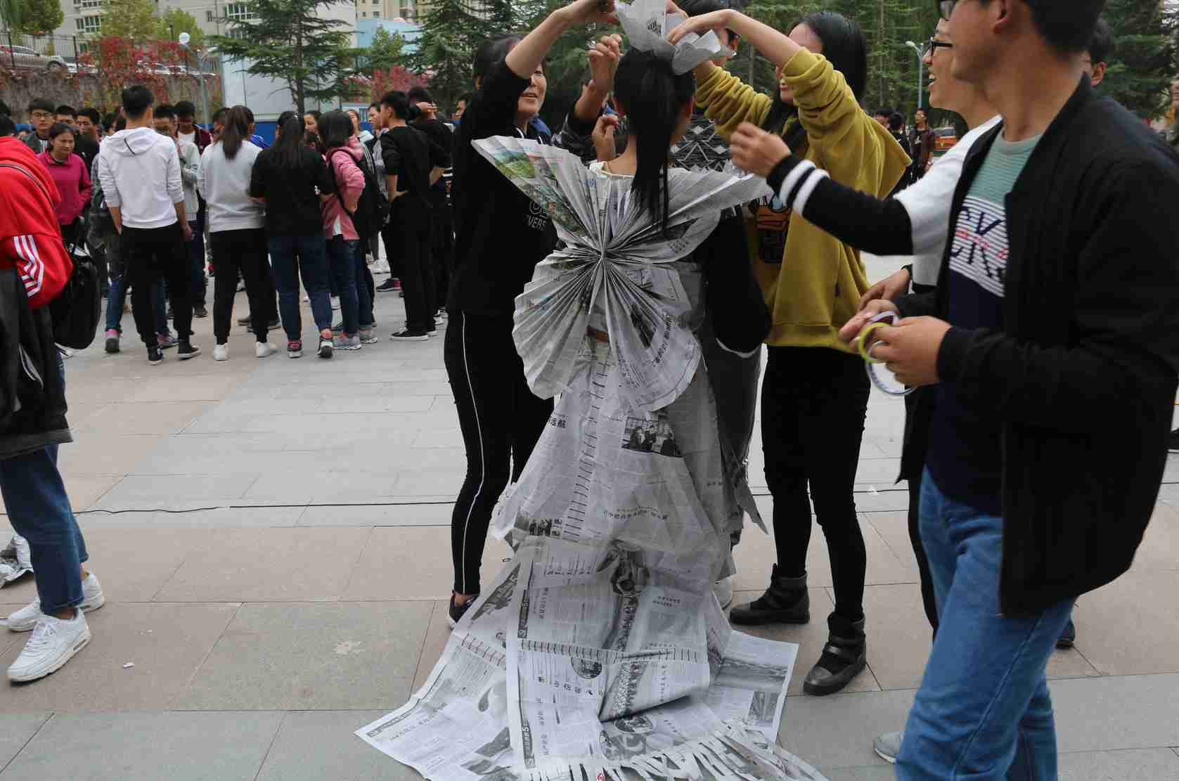 晚会互动游戏(适合在年会上玩的小游戏)-第2张图片 晚会互动游戏(适合在年会上玩的小游戏)-第2张图片