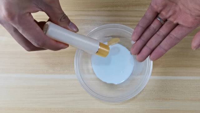 牛奶面膜怎么做（教你巧用牛奶做面膜）-第5张图片