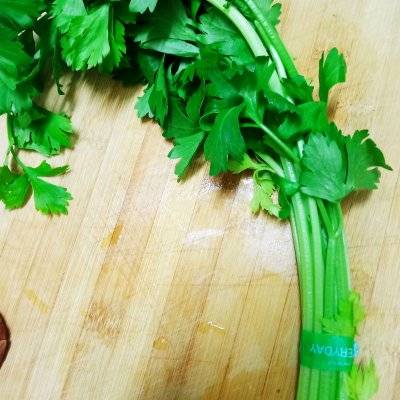 芹菜香干炒肉!(芹菜炒香干竟然这么好做?)-第4张图片 芹菜香干炒肉!(芹菜炒香干竟然这么好做?)-第4张图片