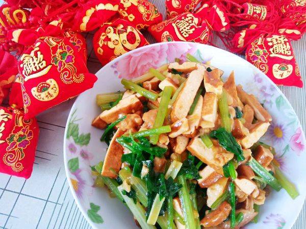 芹菜香干炒肉!(芹菜炒香干竟然这么好做?)-第1张图片 芹菜香干炒肉!(芹菜炒香干竟然这么好做?)-第1张图片