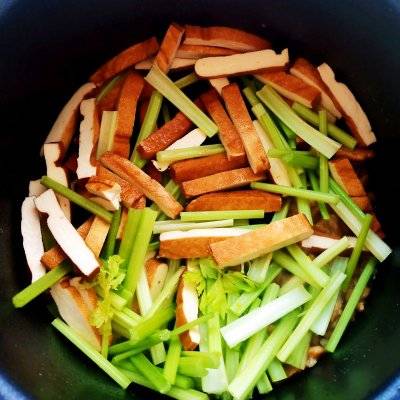 芹菜香干炒肉!(芹菜炒香干竟然这么好做?)-第12张图片 芹菜香干炒肉!(芹菜炒香干竟然这么好做?)-第12张图片