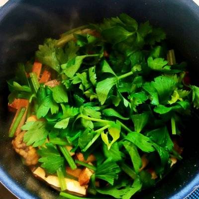 芹菜香干炒肉!(芹菜炒香干竟然这么好做?)-第14张图片 芹菜香干炒肉!(芹菜炒香干竟然这么好做?)-第14张图片