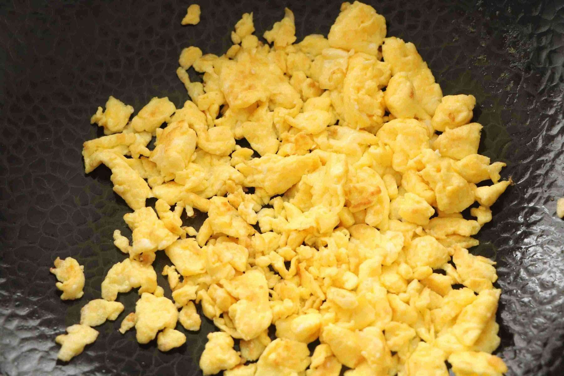 蒜薹炒鸡蛋（鸡蛋和蒜薹的新吃法）-第6张图片