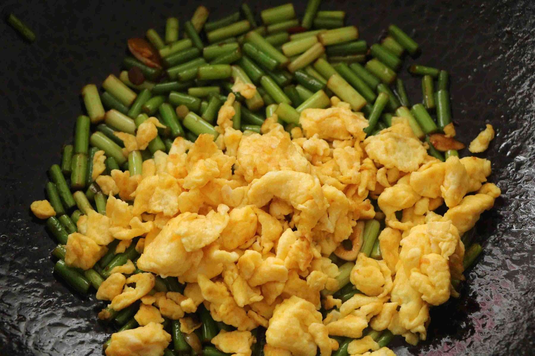 蒜薹炒鸡蛋（鸡蛋和蒜薹的新吃法）-第9张图片
