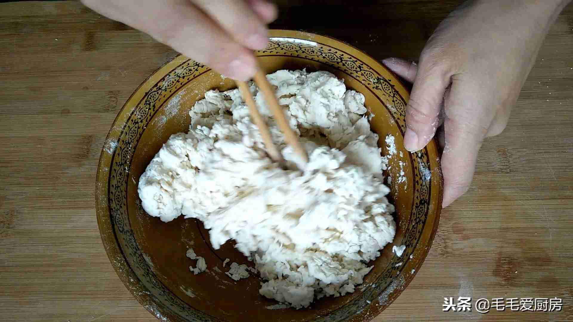 闻老大香掉牙酥饼（2分钟学会做香掉牙的芝麻酥饼）-第3张图片