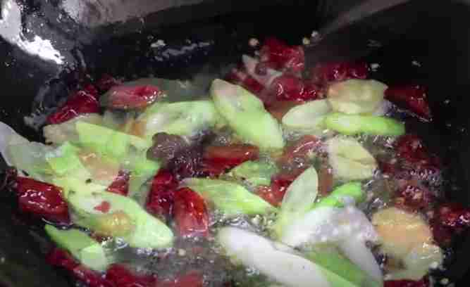 土豆炖牛肉!(土豆炖牛肉的做法)-第9张图片 土豆炖牛肉!(土豆炖牛肉的做法)-第9张图片