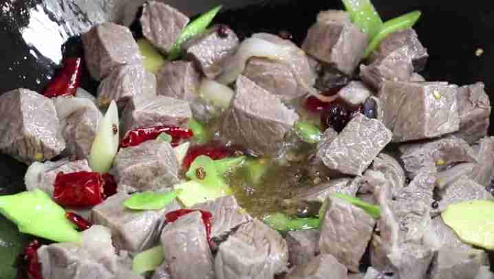 土豆炖牛肉!(土豆炖牛肉的做法)-第11张图片 土豆炖牛肉!(土豆炖牛肉的做法)-第11张图片