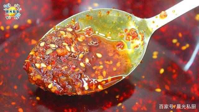 秘制辣椒油（用15种材料熬制的秘制辣椒油）-第1张图片