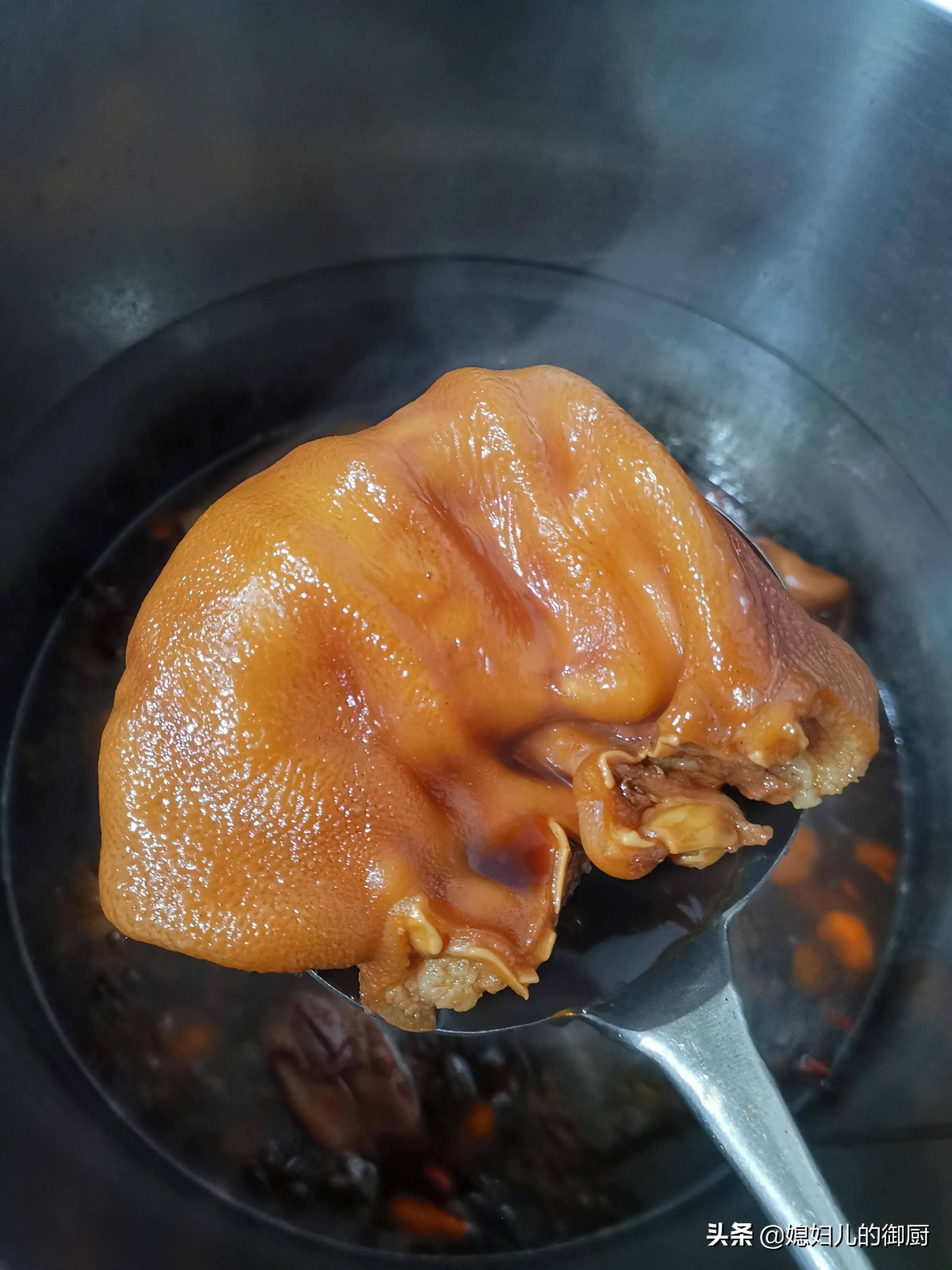 卤猪头肉的做法（如何卤猪头吃起来才不油腻）-第4张图片