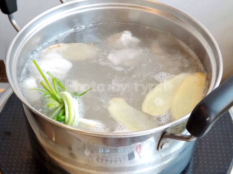 玉米萝卜排骨汤（ 美味的萝卜玉米炖排骨汤家常做法怎么做 ）-第7张图片