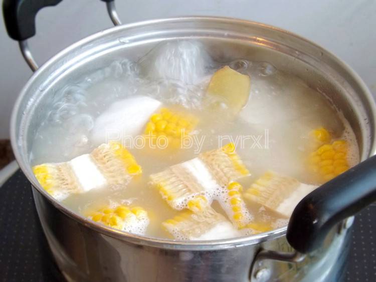 玉米萝卜排骨汤（ 美味的萝卜玉米炖排骨汤家常做法怎么做 ）-第8张图片