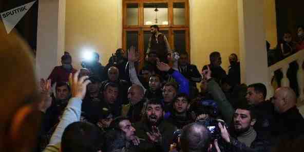 亚美尼亚总理官邸遭洗劫-亚美尼亚议长被民众拖下车暴打-第2张图片