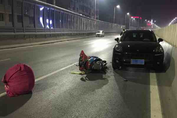 电动车大爷撞上保时捷当场转账-撞了一辆保时捷赔多少钱-第3张图片