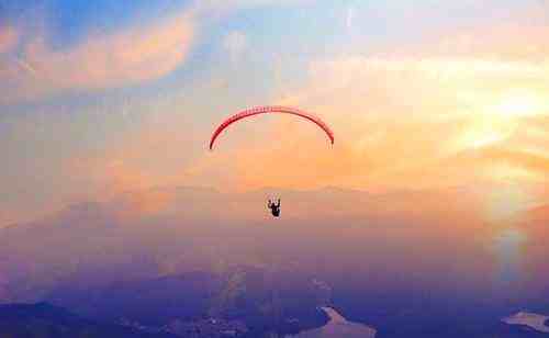 78岁老人第一次玩滑翔伞淡定自拍-第一次玩滑翔伞注意事项-第3张图片
