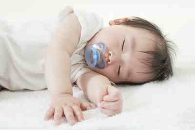 冬天小宝宝睡觉怎么盖被子-冬天婴儿睡觉怎么盖被子合适-冬天小宝宝睡觉穿厚还是薄-第1张图片