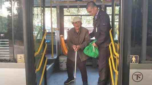公交公司回应司机赶老人下车-公交司机怒吼异味老人下车-第2张图片
