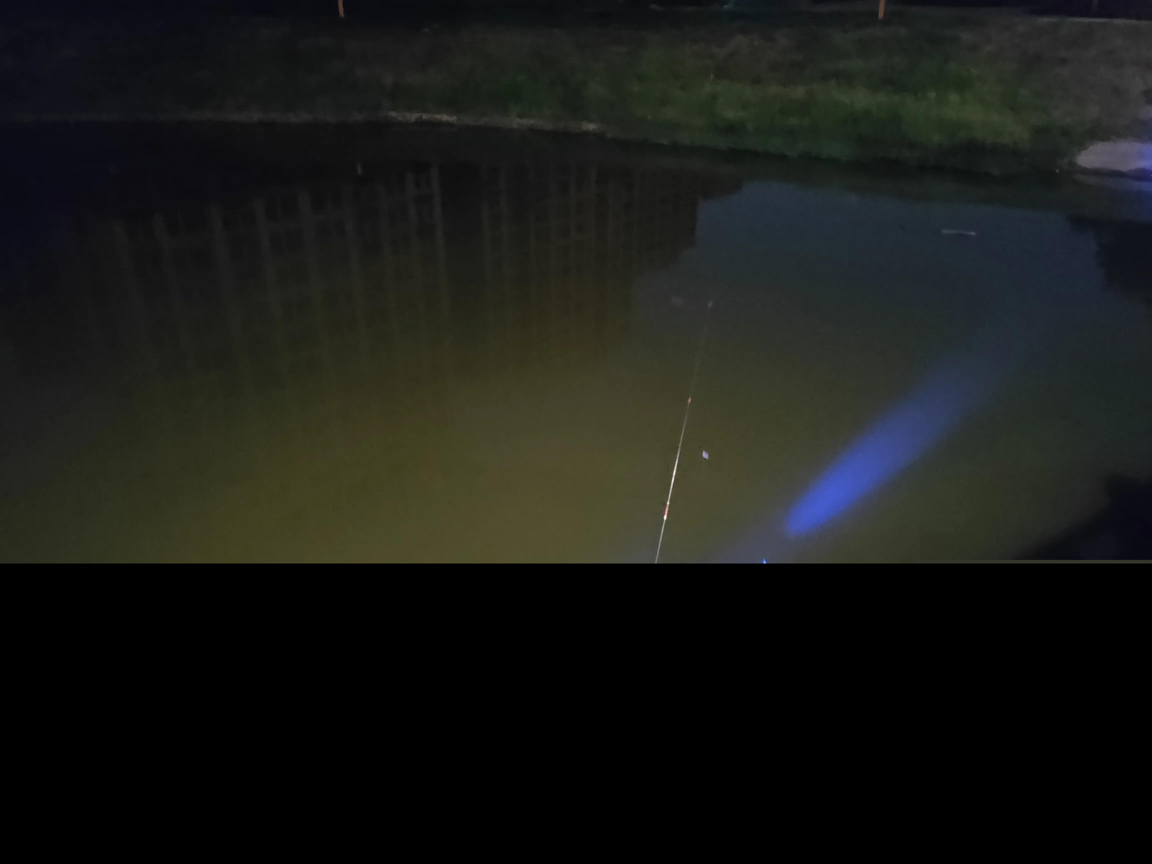 夜钓用夜光漂好还是夜钓灯好（夜钓用什么照明合适）-第4张图片