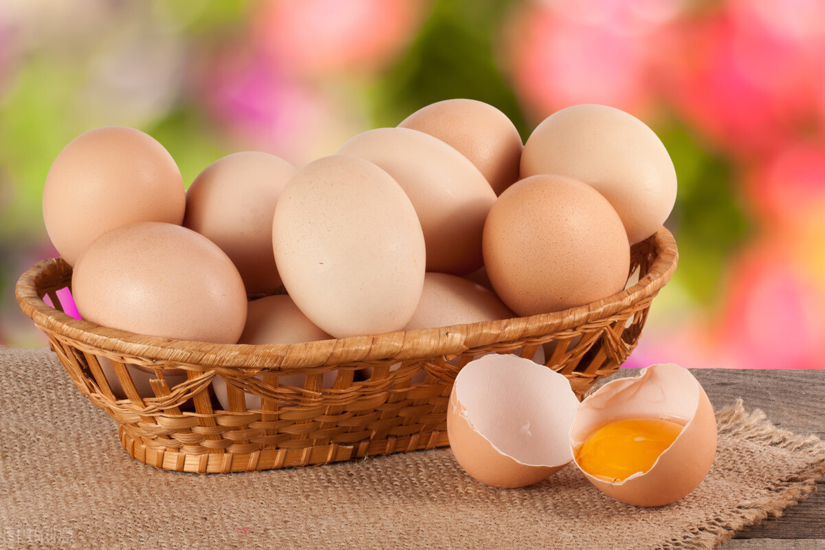 带壳鸡蛋要蒸多久才熟（鸡蛋怎么煮既不破壳又容易剥）-第1张图片