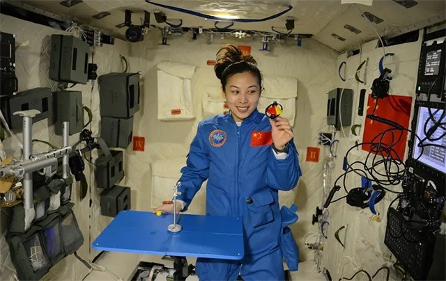 女航天员王亚平简介(王亚平同志简历)-第15张图片 女航天员王亚平简介(王亚平同志简历)-第15张图片
