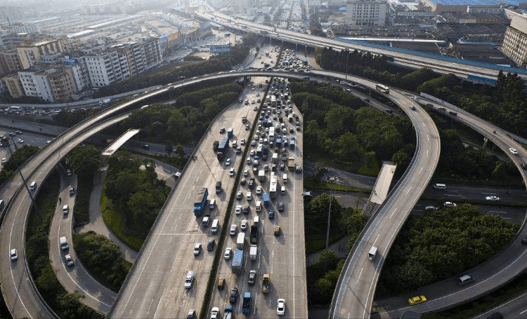 全国第一条到期免费高速公路交通拥挤，司机表示每月可以节省数百元-第3张图片