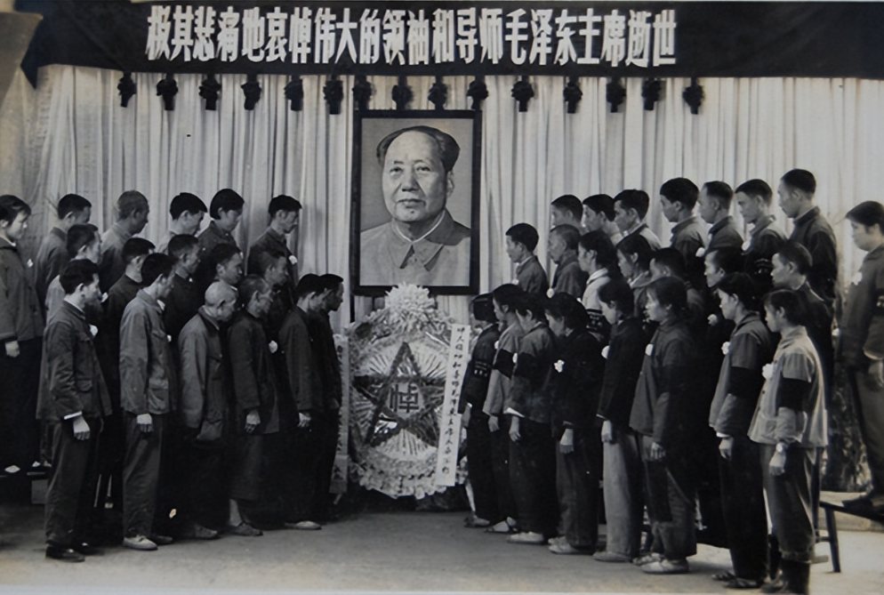 1976年毛主席逝世，李敏手拿守灵名单，提醒道：我有个哥哥还活着-第14张图片