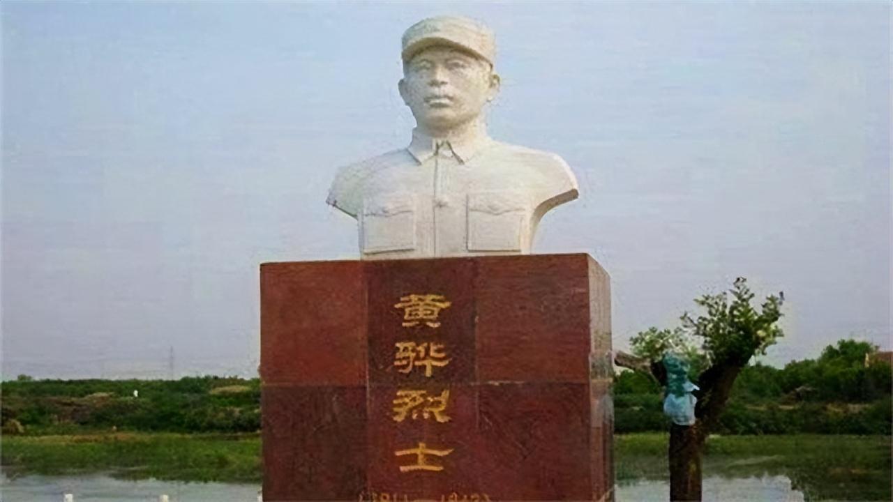 50年肖华刚调到北京,路边瞥见香烟小贩:这不是杀害黄骅的凶手吗-第2张图片 50年肖华刚调到北京,路边瞥见香烟小贩:这不是杀害黄骅的凶手吗-第2张图片