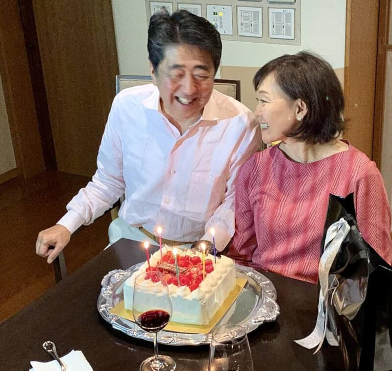 安倍昭惠遭遇车祸:逛夜店、酗酒、追星,日本前第一夫人是个狠人-第4张图片 安倍昭惠遭遇车祸:逛夜店、酗酒、追星,日本前第一夫人是个狠人-第4张图片