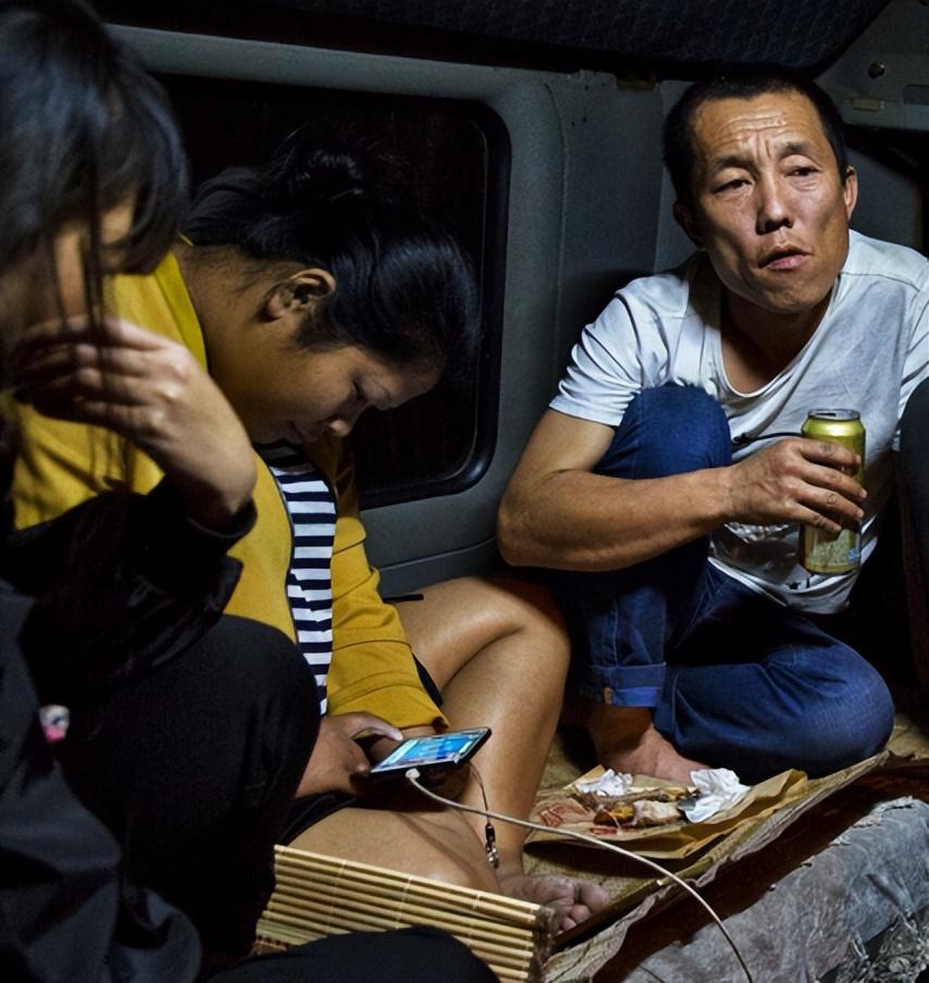 安徽夫妻24小时生活在卡车上,只敢在晚上出门,载的货比命还重要-第6张图片 安徽夫妻24小时生活在卡车上,只敢在晚上出门,载的货比命还重要-第6张图片