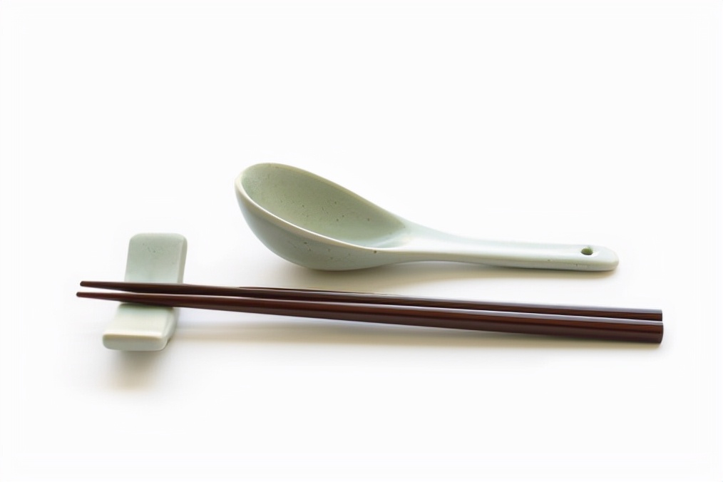 一双筷子的含义和寓意（筷子的象征及背后的中国文化）-第3张图片