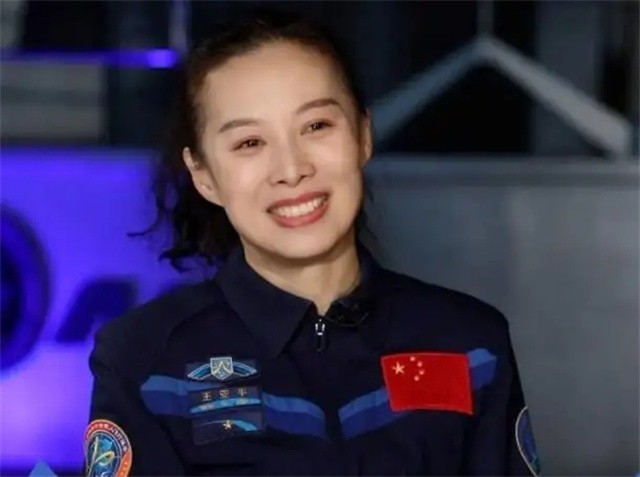 女航天员王亚平简介(王亚平同志简历)-第2张图片 女航天员王亚平简介(王亚平同志简历)-第2张图片