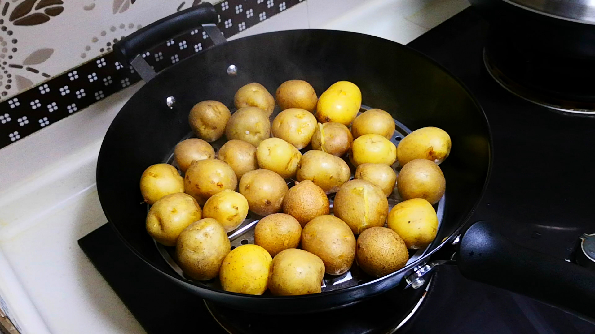 土豆蒸多长时间熟（蒸锅土豆需要蒸多长时间才会熟）-第5张图片
