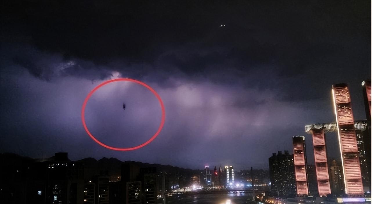 重庆上空出现巨型“雷暴云团”，有不明物体从空中掉落，那是什么-第1张图片