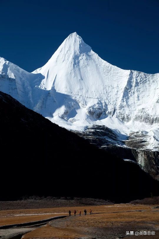 云南梅里雪山在哪（梅里雪山方向位置被明令禁止攀登）-第1张图片