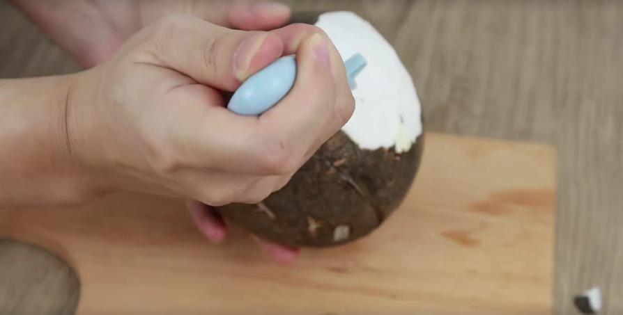怎么打开椰子小技巧（椰汁喝完怎么打开椰子壳吃椰肉）-第6张图片