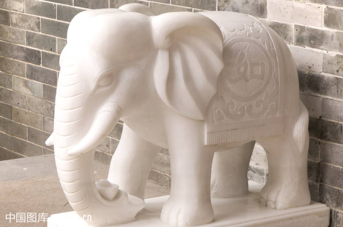 大象摆件的寓意是什么（大象石雕摆门口的寓意与风水说法）-第3张图片