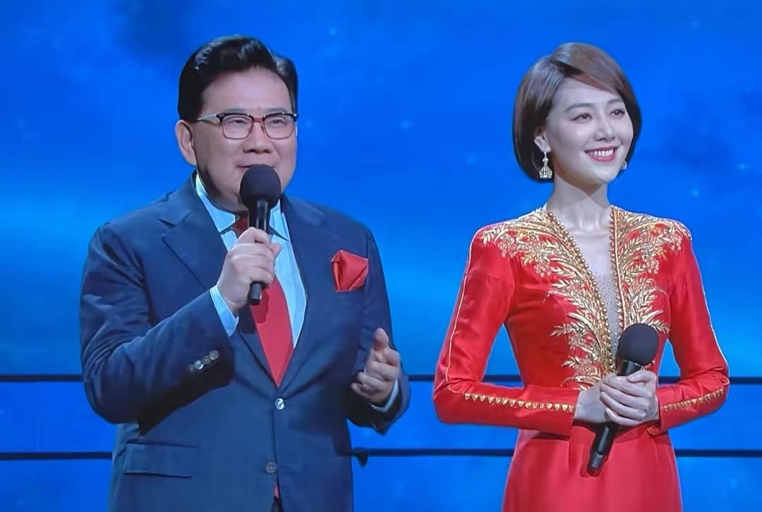 主持人王冠:两次从央视消失,与曹可凡传绯闻,38岁未婚也幸福-第14张图片 主持人王冠:两次从央视消失,与曹可凡传绯闻,38岁未婚也幸福-第14张图片