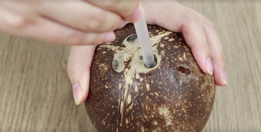 怎么打开椰子小技巧（椰汁喝完怎么打开椰子壳吃椰肉）-第2张图片