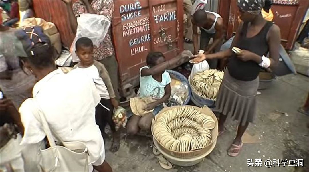 海地穷到什么程度(穷到吃土！海地海鲜资源丰富当地人却以吃“泥饼”为主，这是为什么)-第10张图片