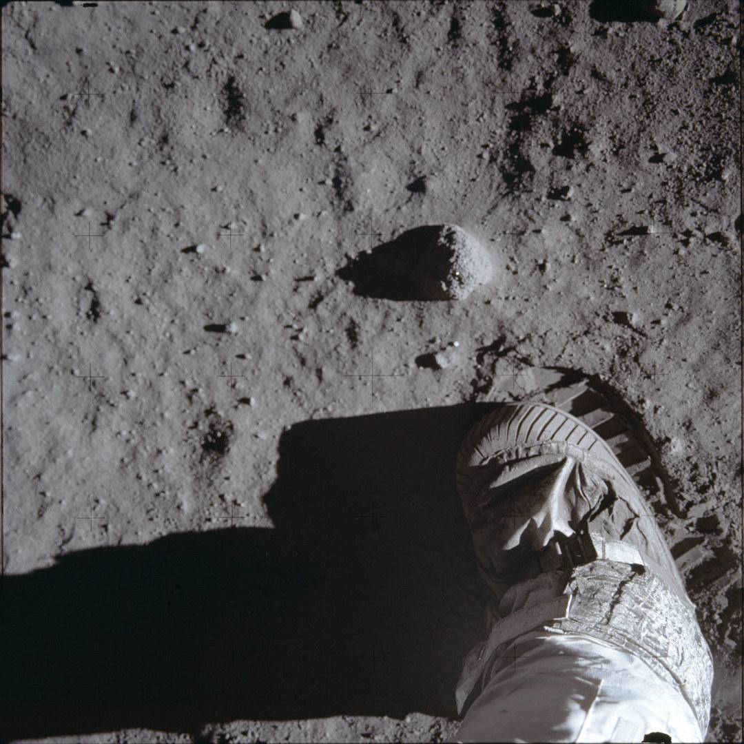 嫦娥五号在月球上自拍美腿，无意中暴露出与阿波罗11号最大的区别-第3张图片